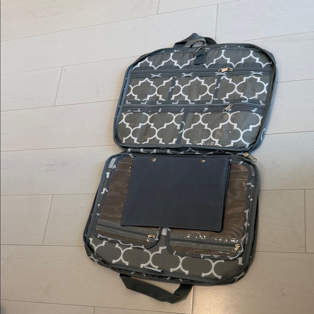 NWOT Rume Gray and White Patterned Makeup Travel Case